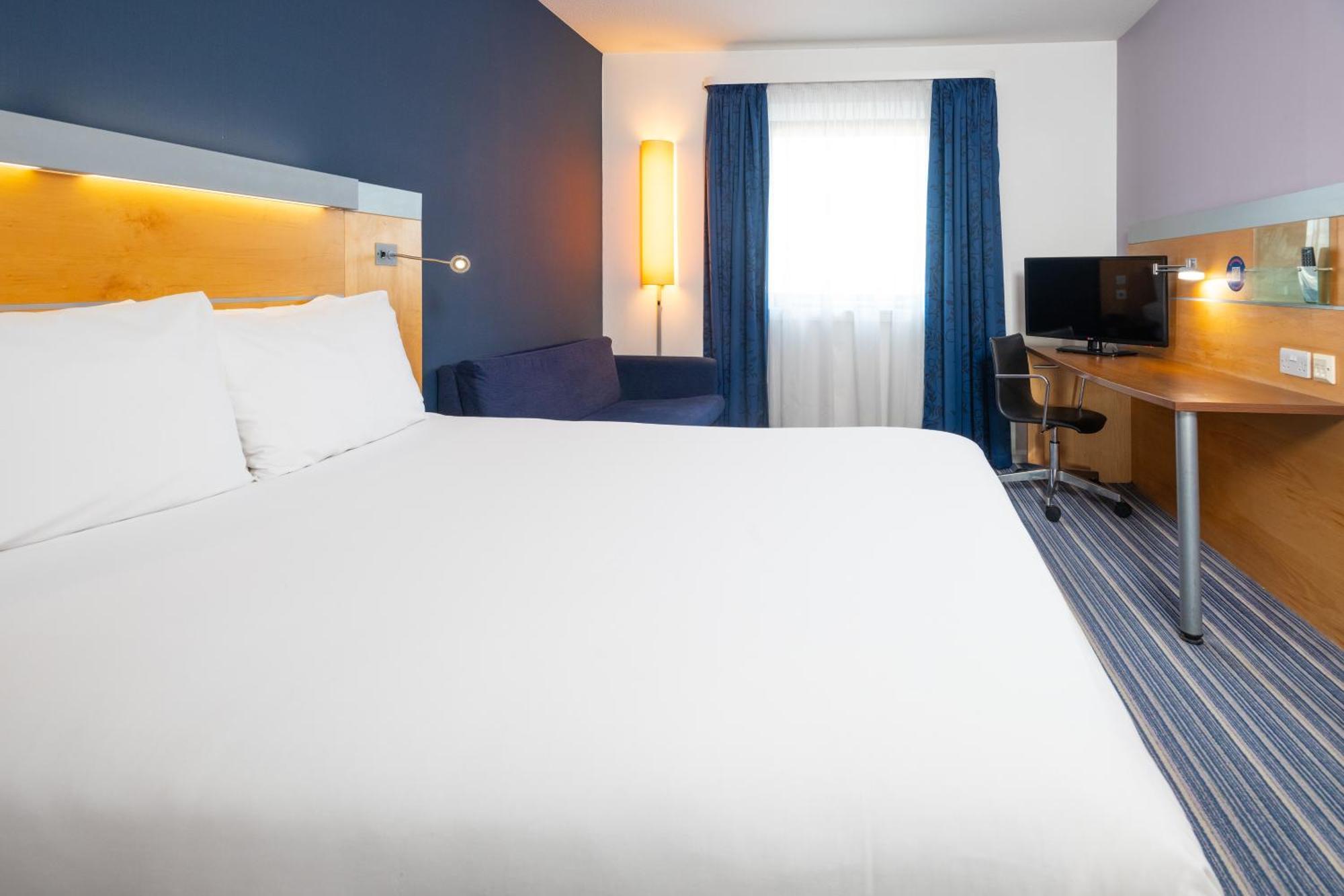 Holiday Inn Express Bedford By Ihg Экстерьер фото