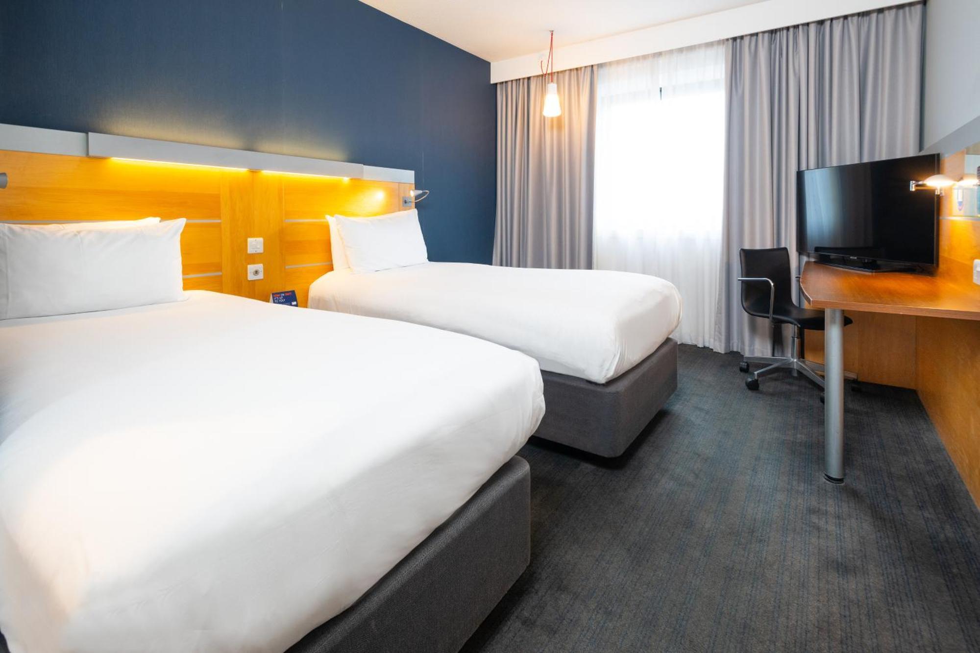 Holiday Inn Express Bedford By Ihg Экстерьер фото