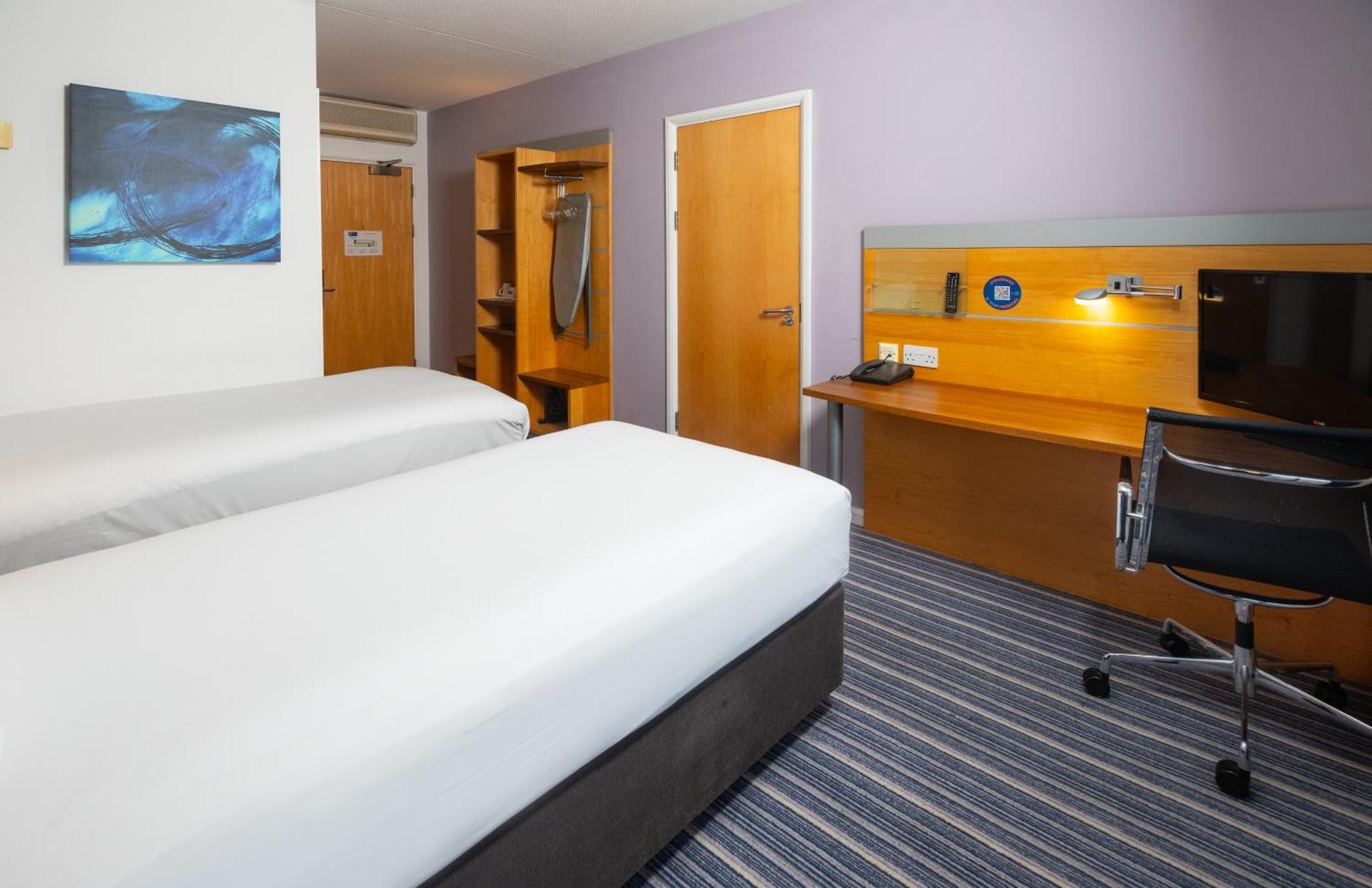 Holiday Inn Express Bedford By Ihg Экстерьер фото