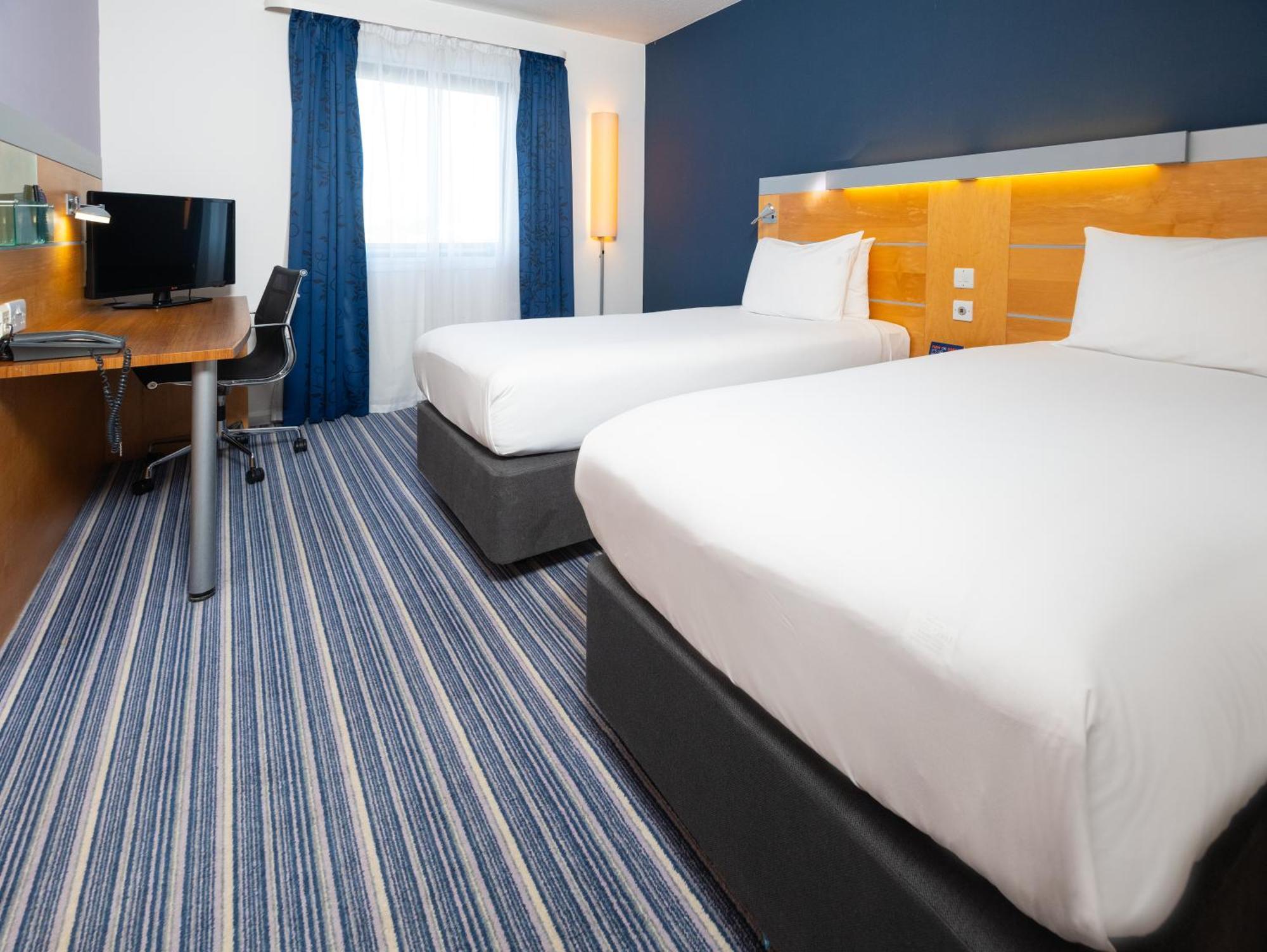 Holiday Inn Express Bedford By Ihg Экстерьер фото