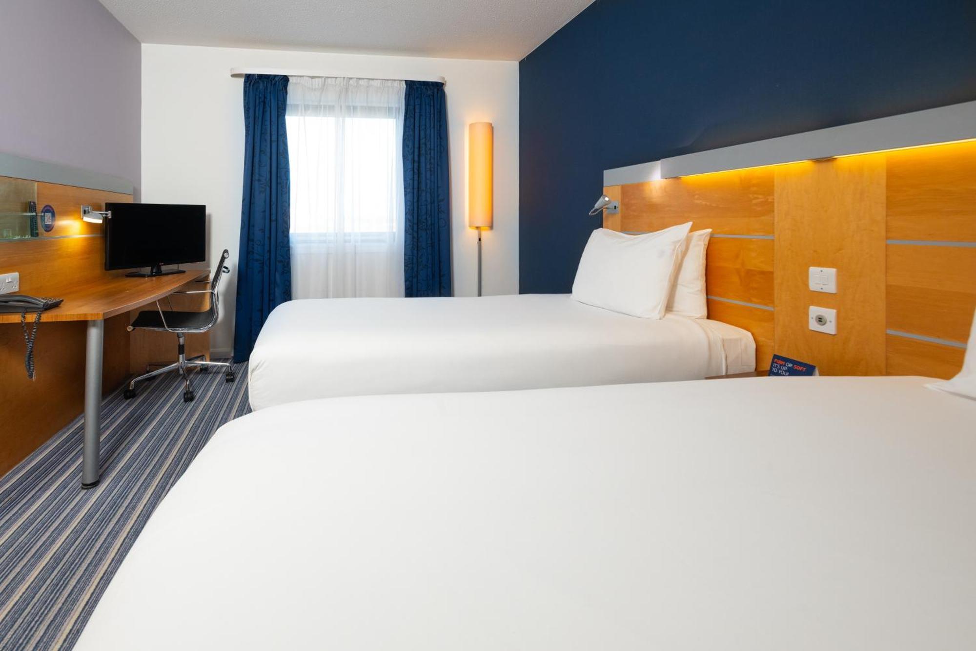 Holiday Inn Express Bedford By Ihg Экстерьер фото