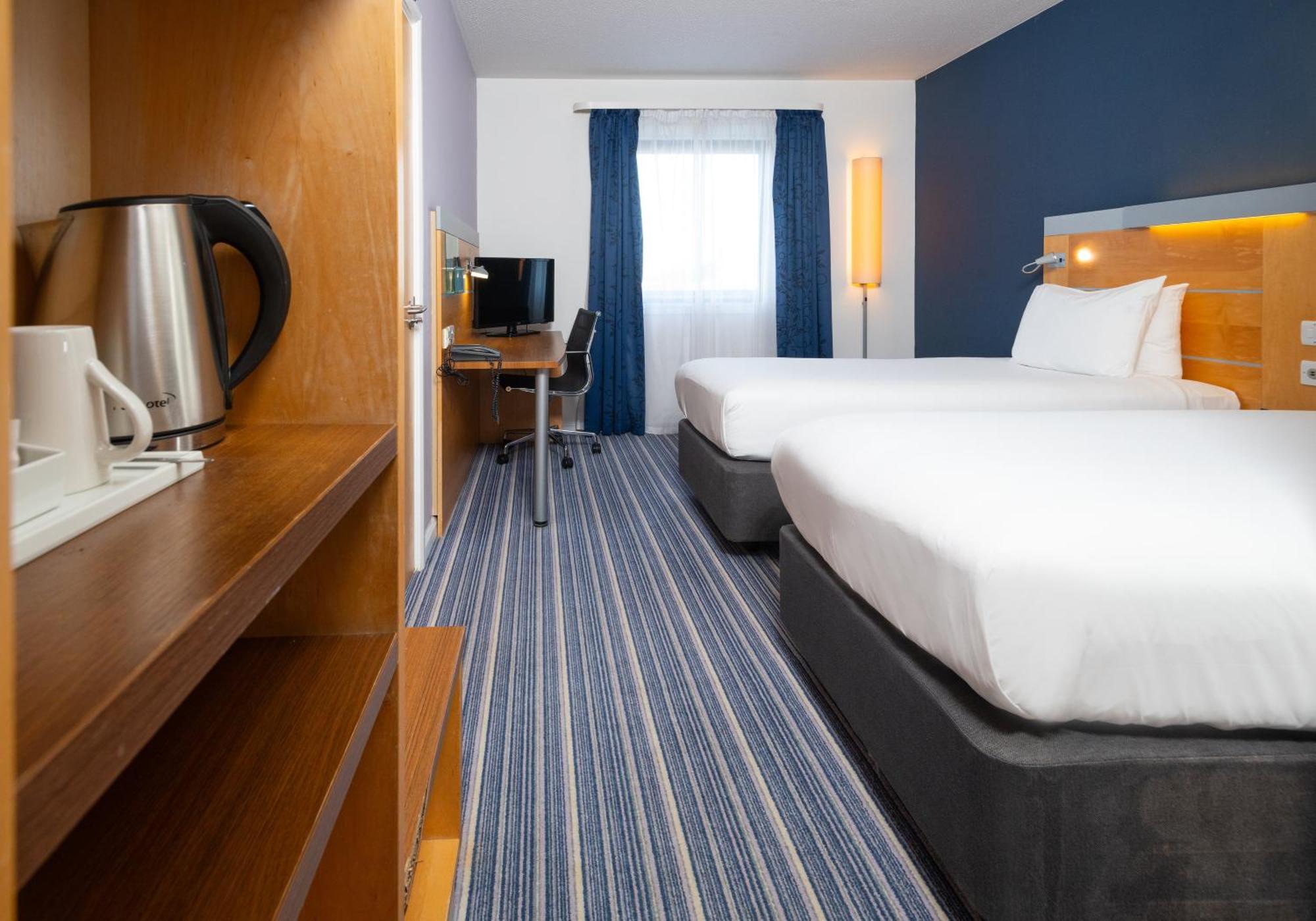 Holiday Inn Express Bedford By Ihg Экстерьер фото