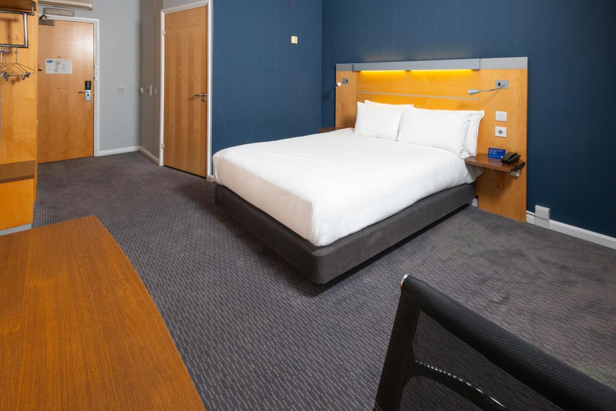 Holiday Inn Express Bedford By Ihg Экстерьер фото