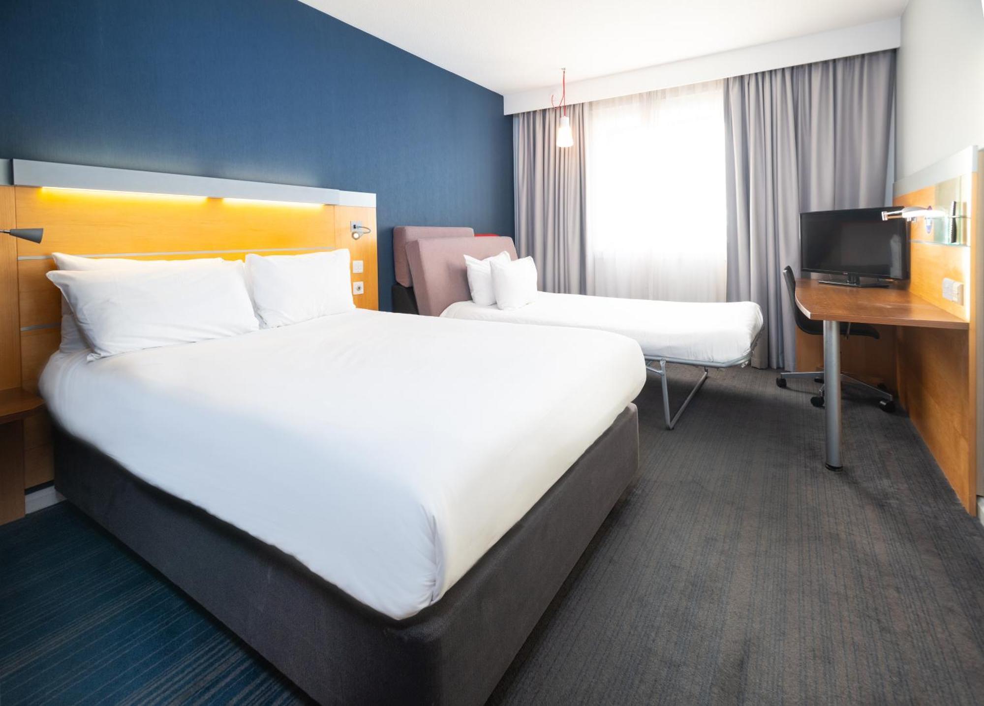 Holiday Inn Express Bedford By Ihg Экстерьер фото