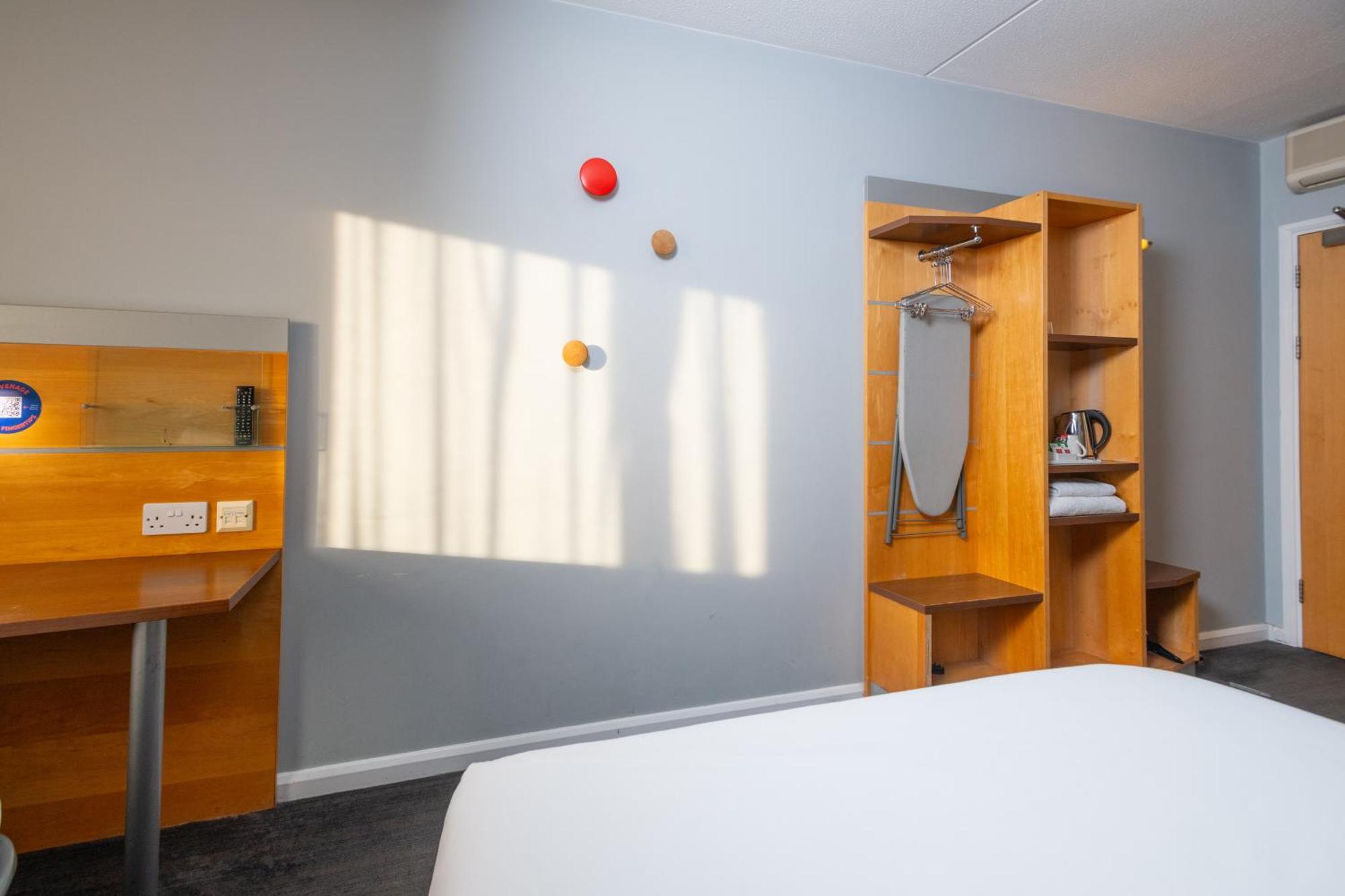 Holiday Inn Express Bedford By Ihg Экстерьер фото
