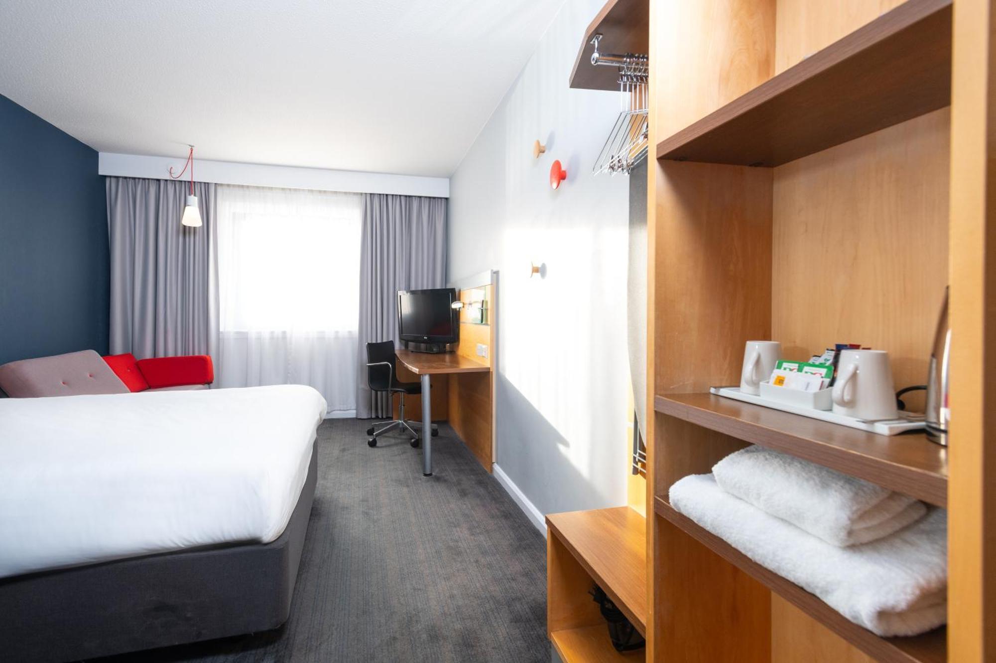 Holiday Inn Express Bedford By Ihg Экстерьер фото