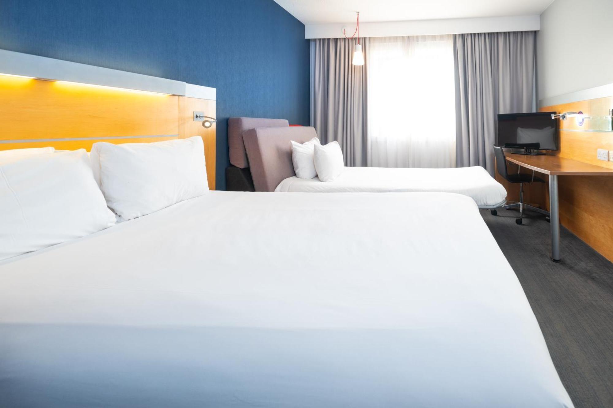 Holiday Inn Express Bedford By Ihg Экстерьер фото