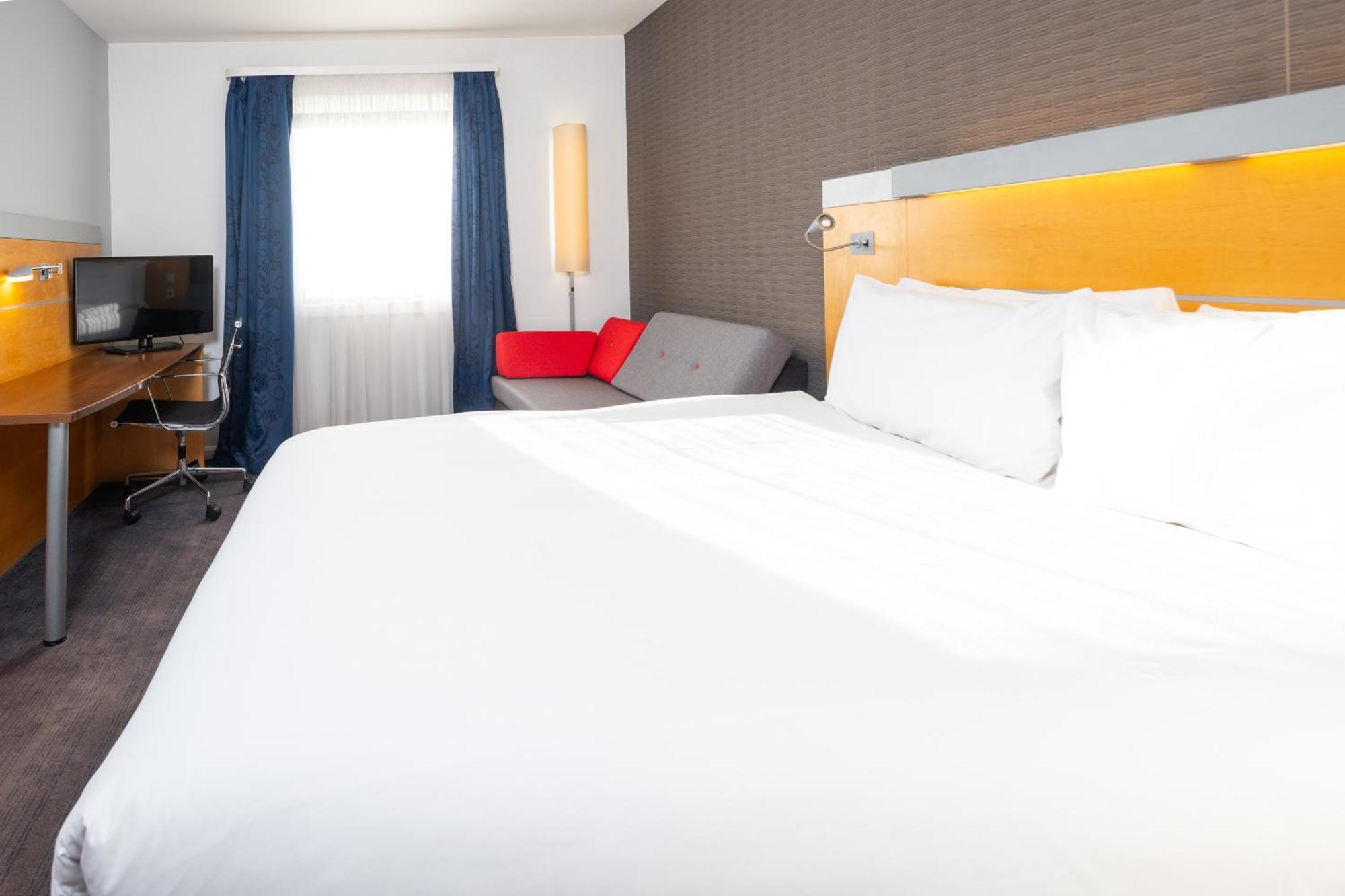 Holiday Inn Express Bedford By Ihg Экстерьер фото